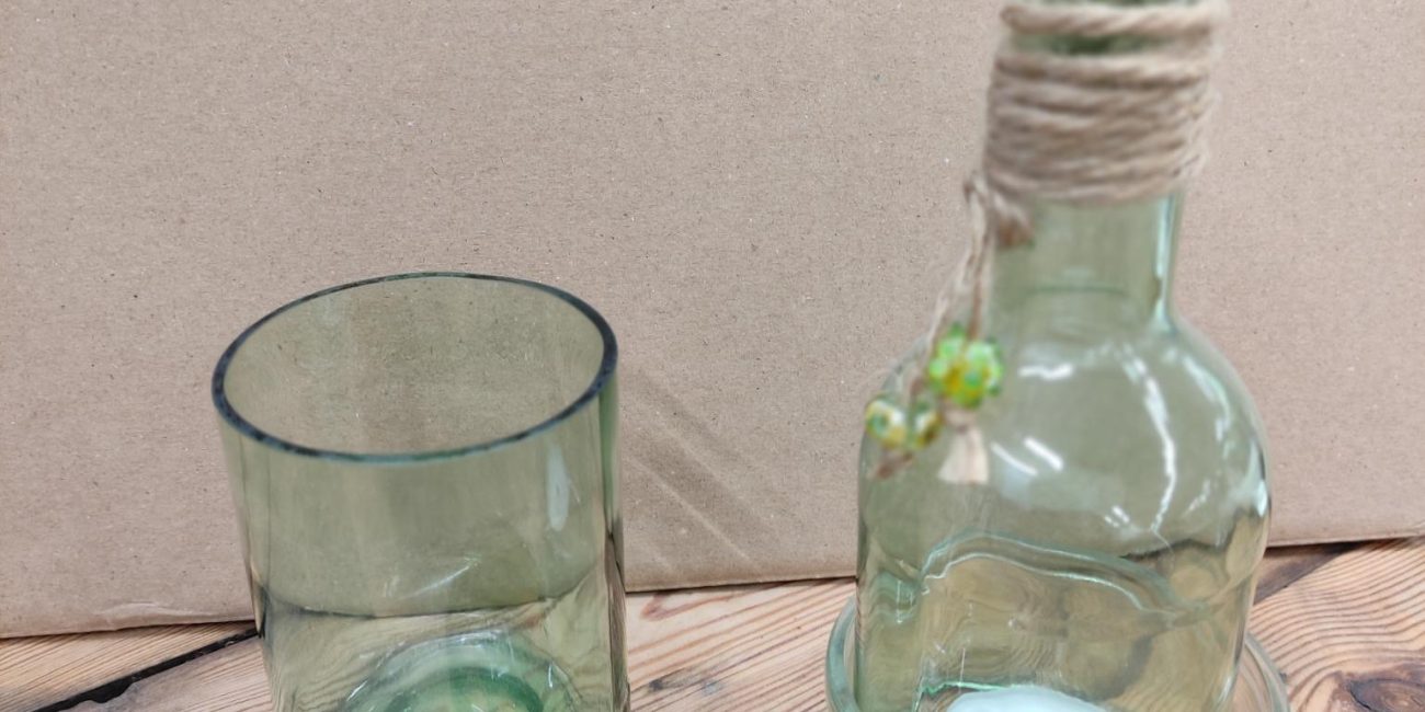 Hier sind Gläser aus recyceltem Glas zu sehen.