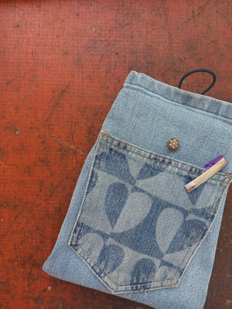 Buchhülle aus Jeansstoff