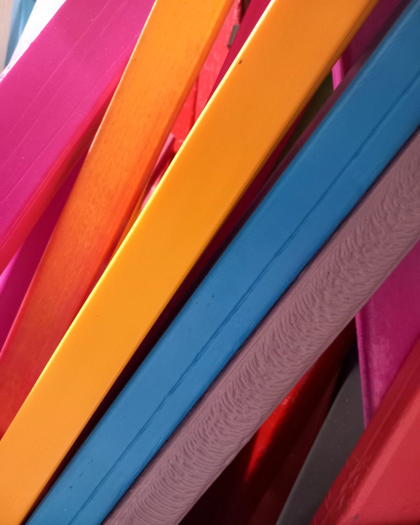 Bunte Latten aus altem Plastik liegen übereinander