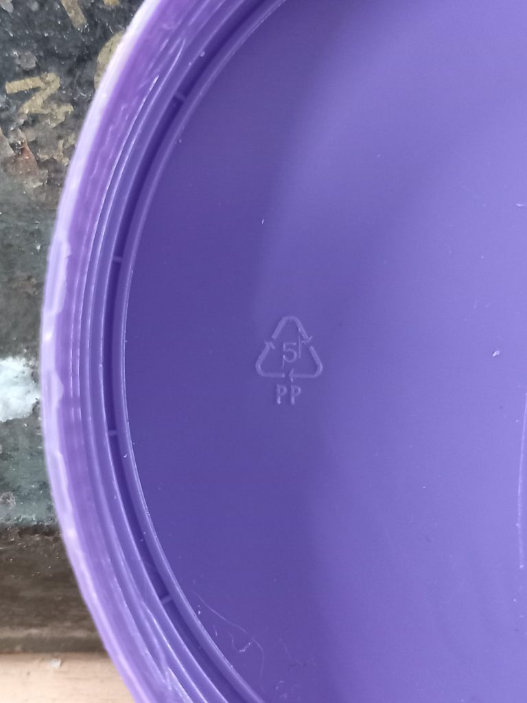 Der Boden von einer lila Plastik-Schüssel mit dem Zeichen für PP