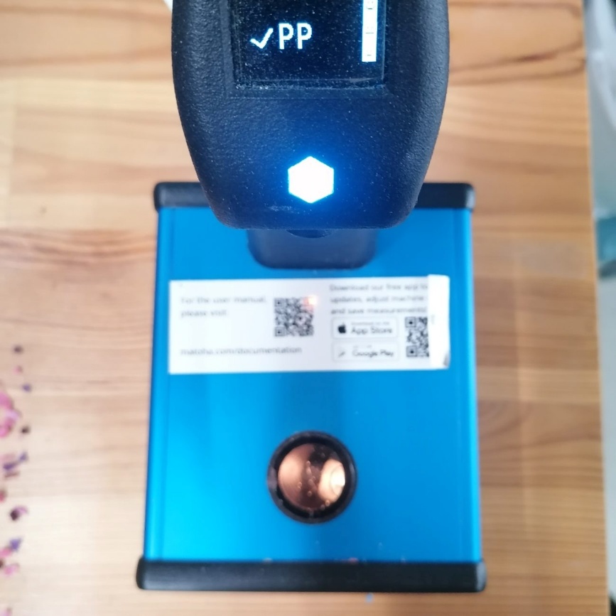 Ein blauer Scanner zeigt an: Das Plastik ist aus PP