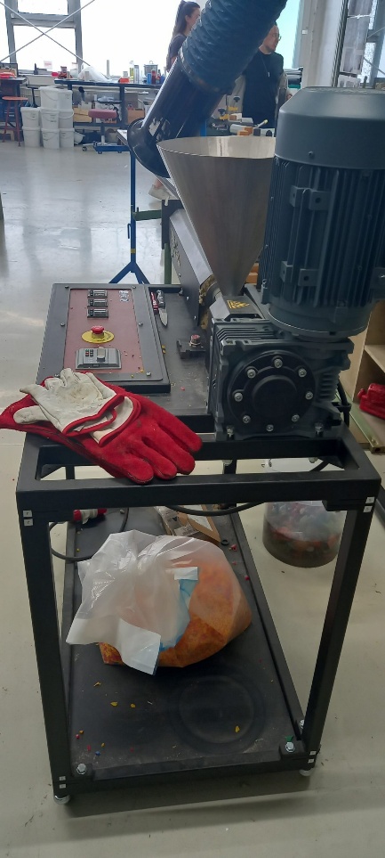 Der Extruder mit dem Trichter für das Granulat