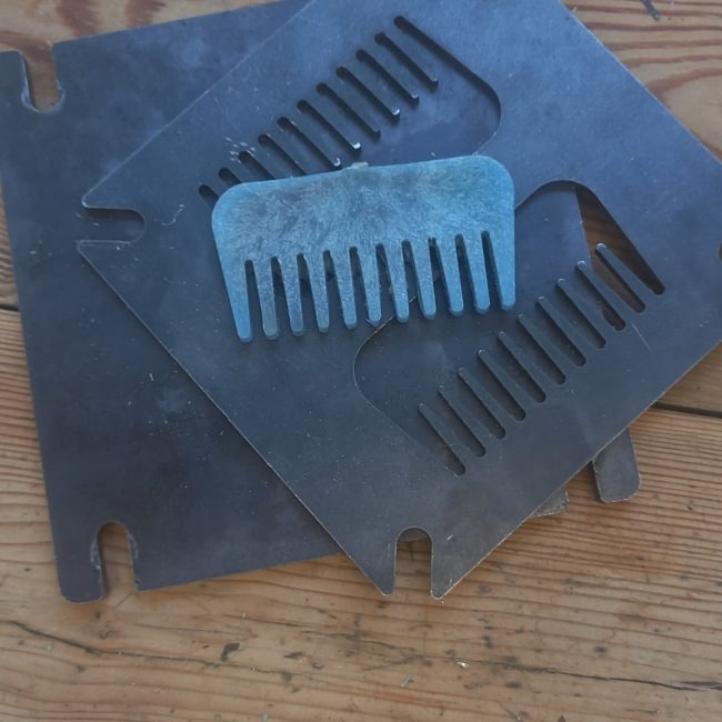 Zwei Kämme aus Plastik in ihrer Press-Form