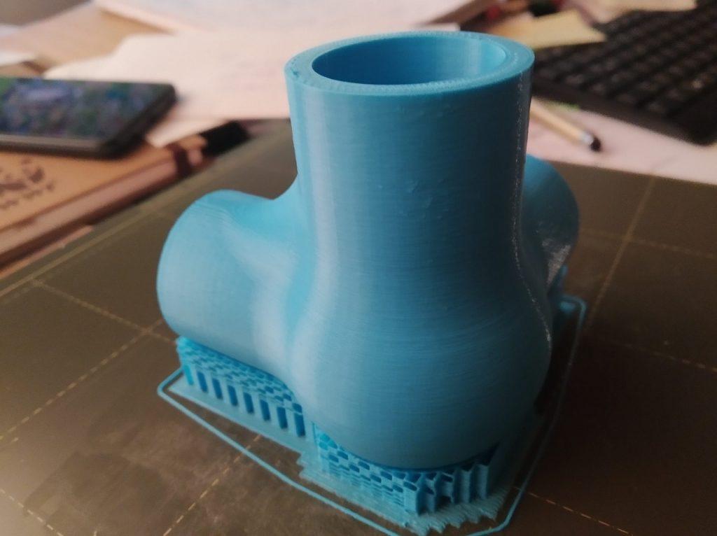 ls-32-bauen-basteln-reparieren--mit-dem-3d-drucker-arbeiten Eine blaue Vase in Stiefel-Form aus dem 3-D-Drucker