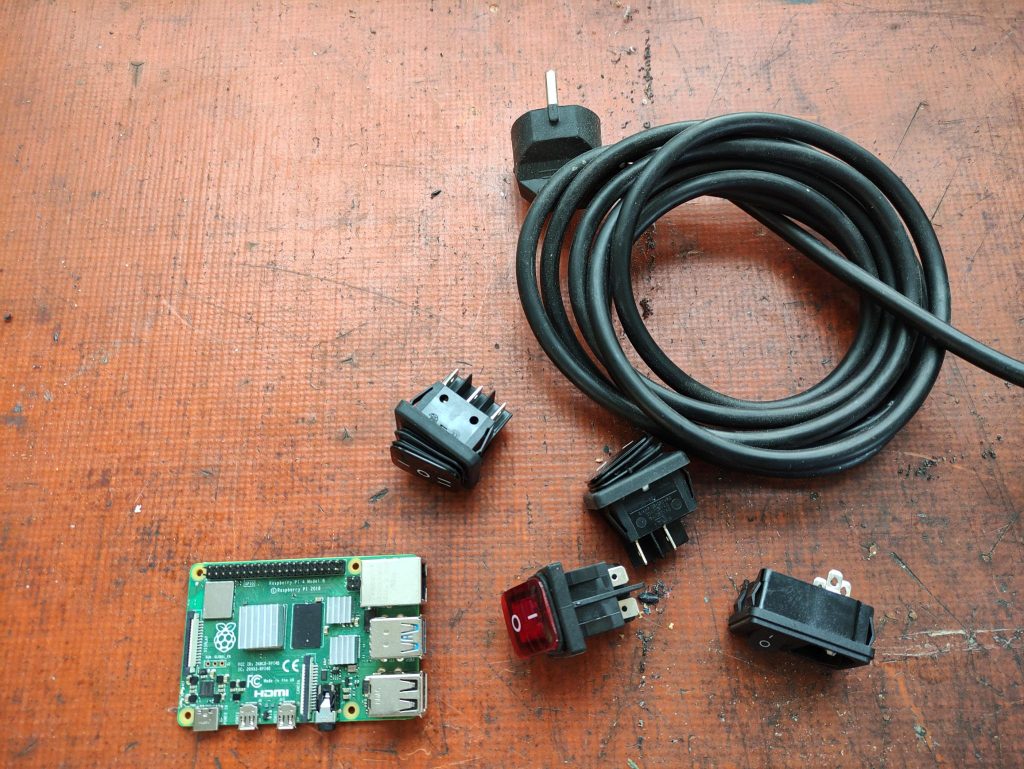 ls-35-kalender--elektro-selbsthilfe-und-repair-cafe Ein Kabel, Stecker und eine Platine von Elektro-Geraeten