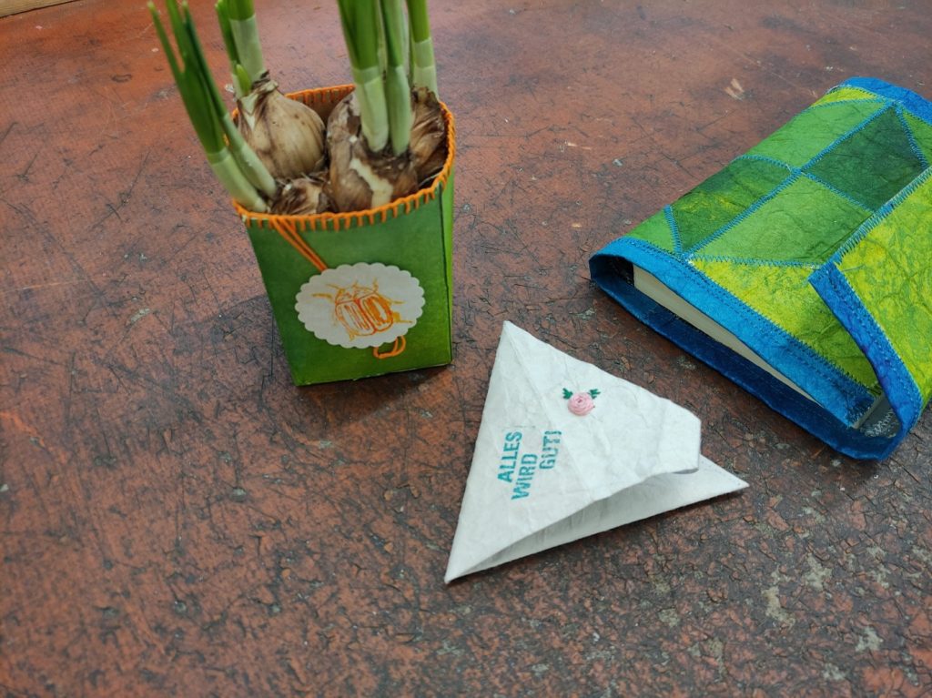 ls-36-kalender--kurs-alles-aus-tetra-pak Ein Pflanzen-Topf und ein Geldbeutel aus Tetra Paks