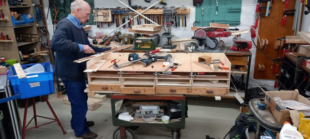 ls-foto-06 Ein Mann arbeitet in der Holz-Werkstatt an einer Werkbank
