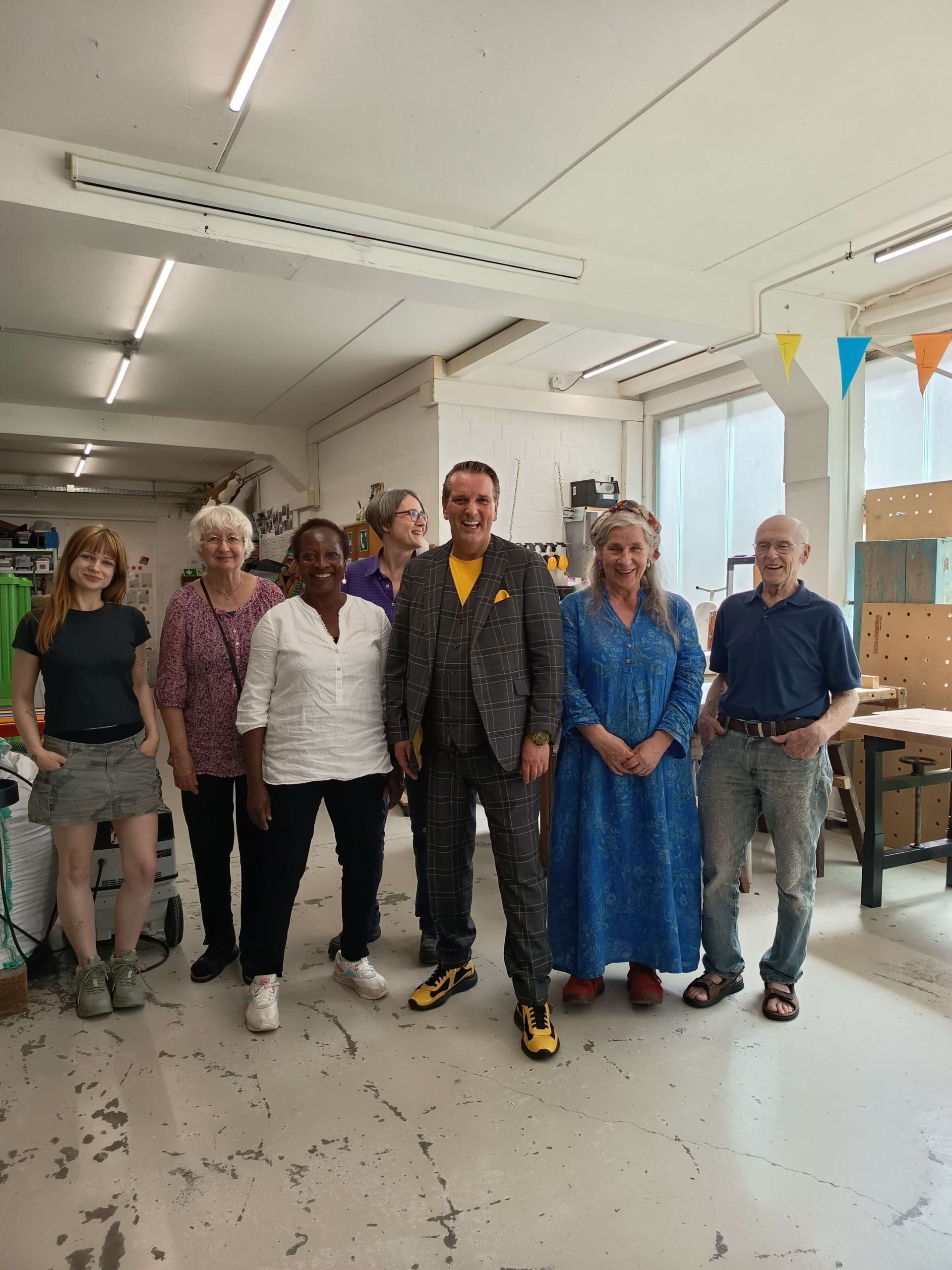 Gruppenfoto mit Ralf Dümmel und Beteiligten in der Offenen Werkstatt während seines Besuchs.